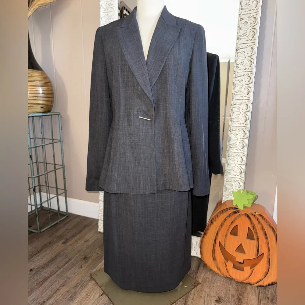 Classic Women's Charcoal Gray Skirt Suit - Brand Unspecified